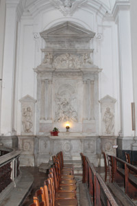 006 altare marmoreo dei santi Pietro e Paolo